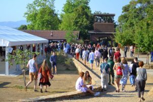 Giovani camminano per le strade della Comunità di Taizé